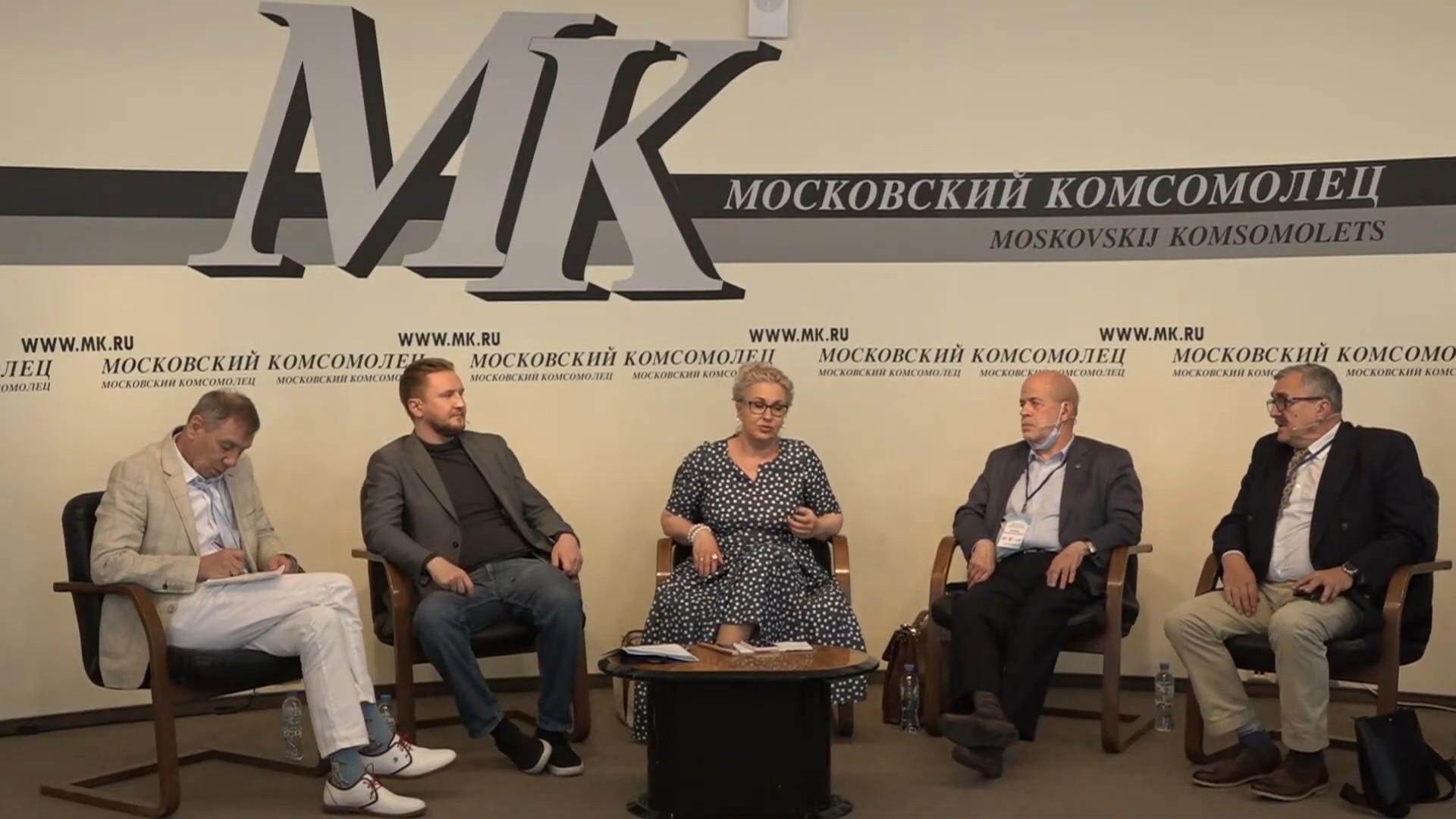 Новости московский комсомолец. Московский комсомолец Учредитель. Спонсоры Московского Комсомольца. Запад Восток типография учредители. Московский комсомолец адрес.