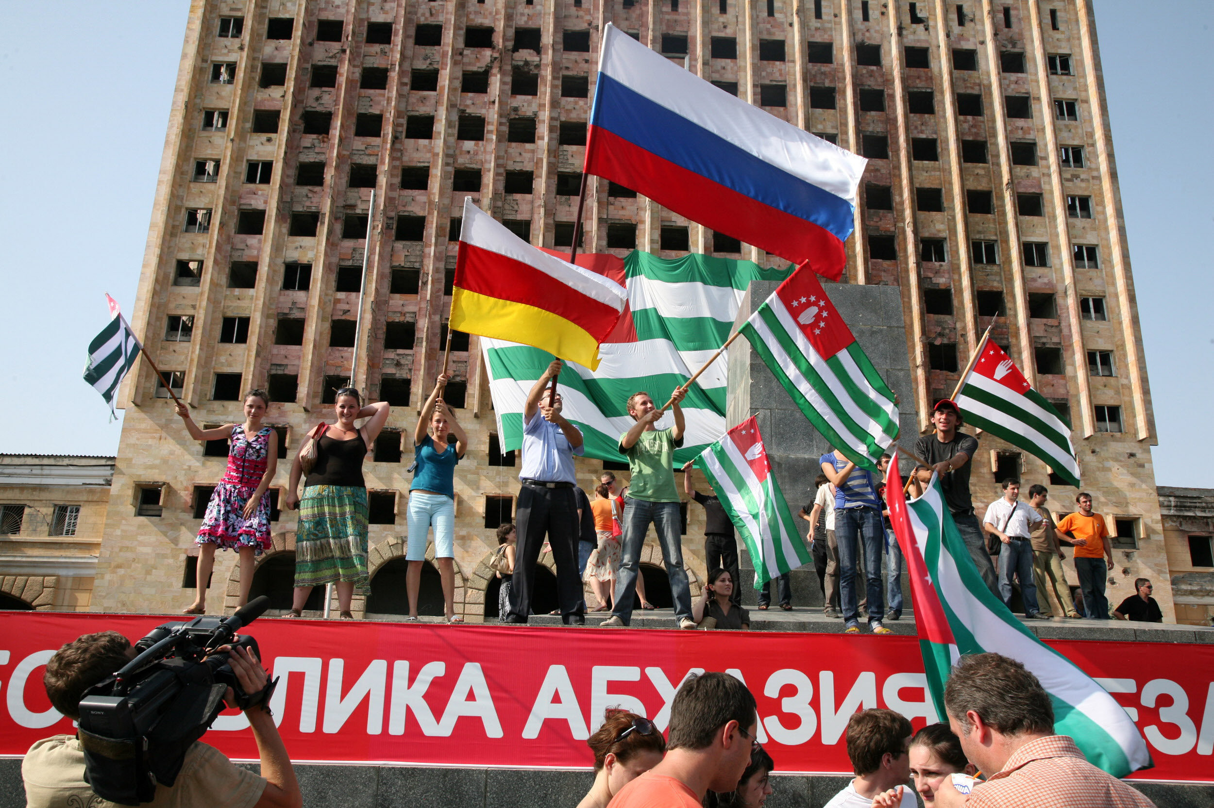 Осетия признала независимость. Независимость Абхазии и Южной Осетии 2008. День независимости Абхазии и Южной Осетии. Абхазия и Южная Осетия это Россия. Россия признала независимость Абхазии и Южной Осетии в.