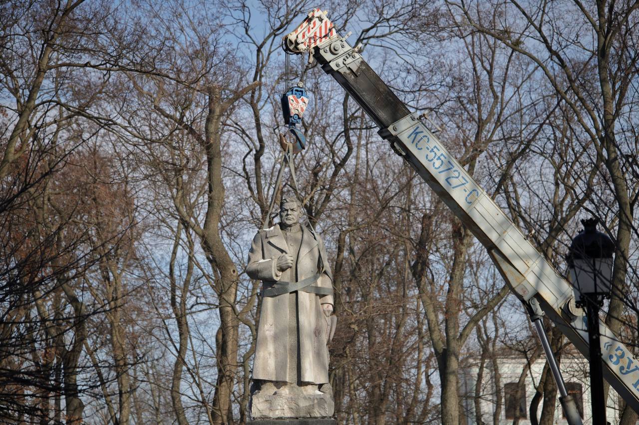 Шабаш на могиле Ватутина: в Киеве сносят памятник своему освободителю –  Институт cтран СНГ